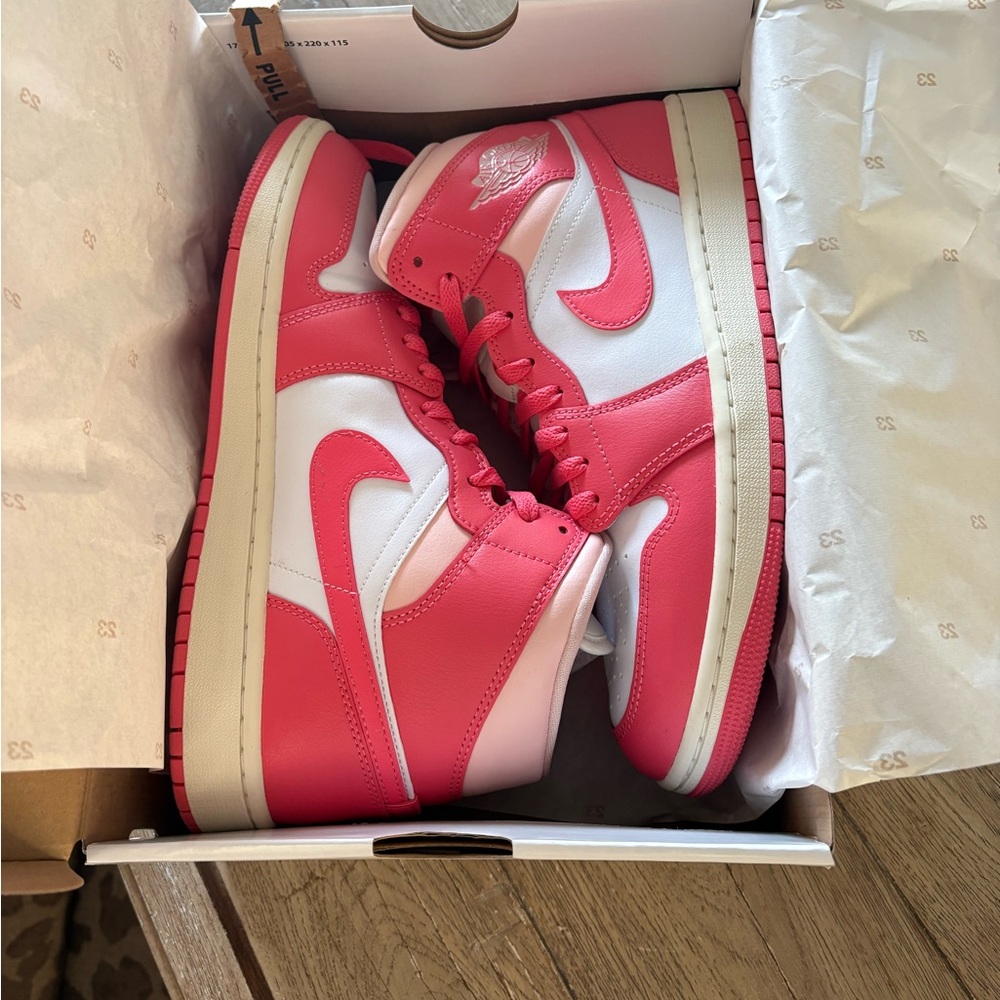 Nike Air Jordan 1 Mid 🤍